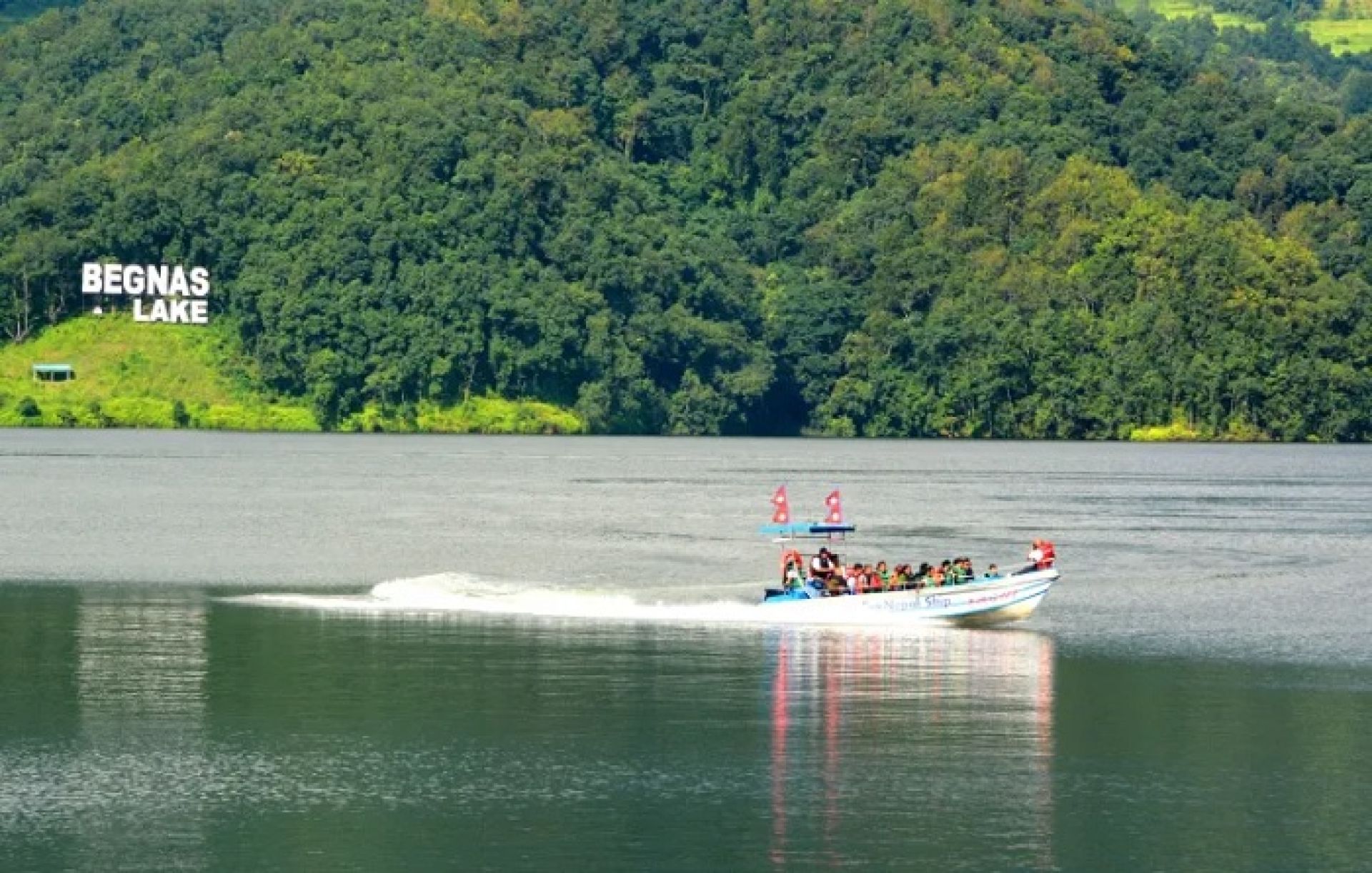 पर्यटक कुरिरहेको बेगनास